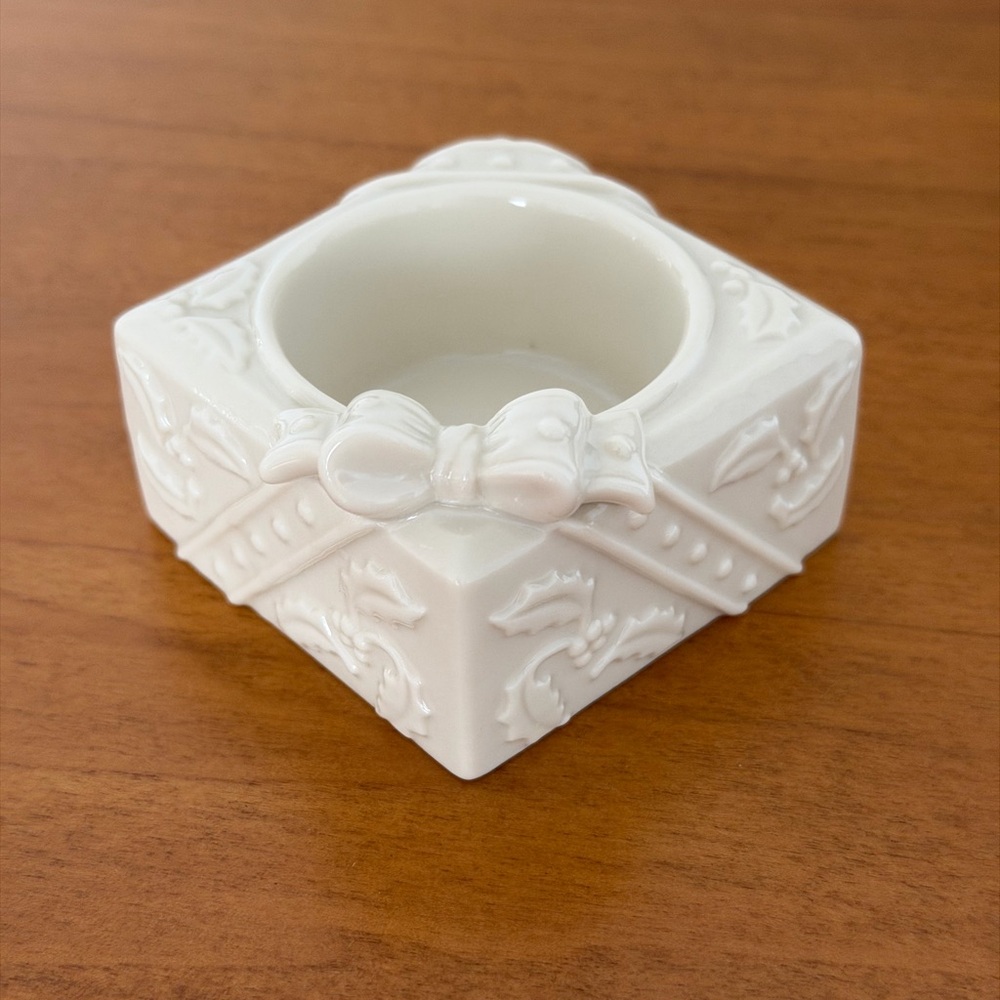 Lenox Yuletide Glowlights Tea Candle Holder-Ivory Porcelian Gift Box With Bow 🎀
